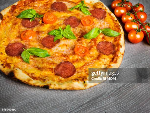 genuine italian pizza al forno - forno fotografías e imágenes de stock