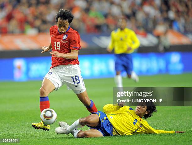 South Korea's Yeom Ki-Hun vies for the ball with Ecuador's Miguel Ibarra during a friendly football match in Seoul on May 16, 2010 ahead the...