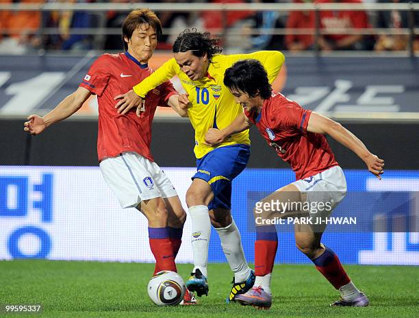South Korea's Shin Hyung-Min and Kwak Tae-Hwi try to block Ecuador's Ivan Kaviedes during a friendly football match in Seoul on May 16, 2010 ahead...