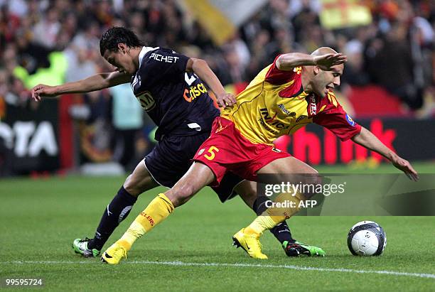 Lens' Yahia Ala Eddine vies with Bordeaux' striker Marouane Chamakh during the French L1 football match Lens vs Bordeaux on May 15, 2010 at the...
