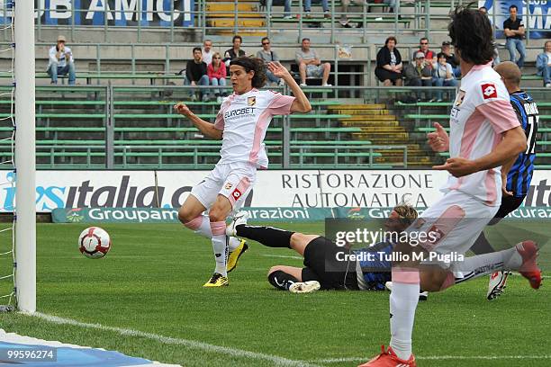 Edinson Cavani of Palermo scores the opening goal during the Serie A match between Atalanta BC and US Citta di Palermo at Stadio Atleti Azzurri...