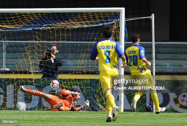 Roma's of Serbia Montenegro forward Mirko Vucinic scores against Chievo during their Italian serie A football match at Marc'Antonio Bentegodi stadium...