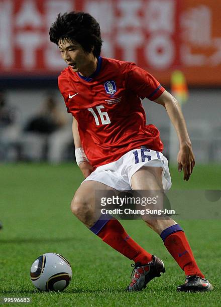 Ki Sung-Yeung of South Korea in action during the international friendly match between South Korea and Ecuador at Seoul Worldcup stadium on May 16,...