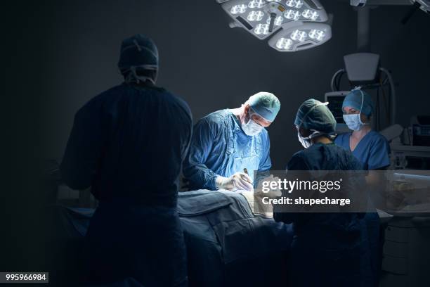 hay magia en la profesión de salvar vidas - operating room fotografías e imágenes de stock