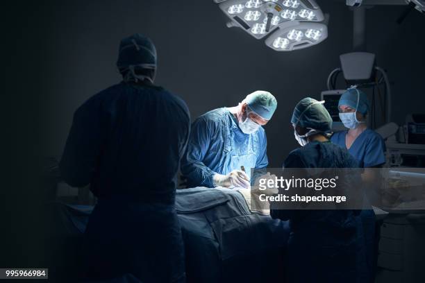 não há mágica na profissão de salvar vidas - operating room - fotografias e filmes do acervo
