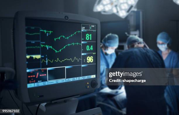 mantenere un monitor ravvicinato sullo stato di salute del paziente - heartbeat foto e immagini stock