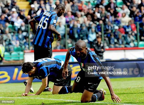 Inter Milan's Cameroonian forward Samuel Eto'o reacts after missing a goal opportunity against Siena next to Argentinian forward Alberto Milito Diego...