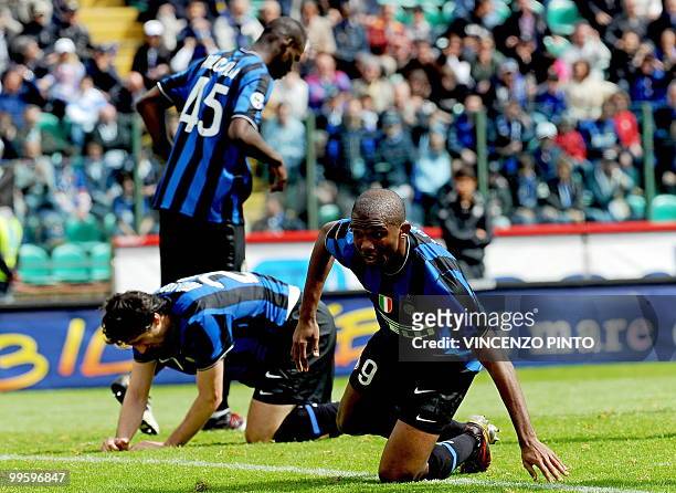 Inter Milan's Cameroonian forward Samuel Eto'o reacts after missing a goal opportunity against Siena next to Argentinian forward Alberto Milito Diego...