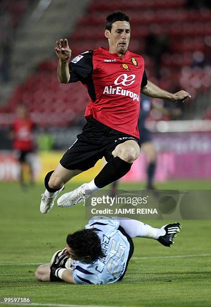 Espanyol's Argentinian goalkeeper Cristian Alvarez vies with Mallorca's forward Aritz Aduriz during their Spanish League football match at the Ono...