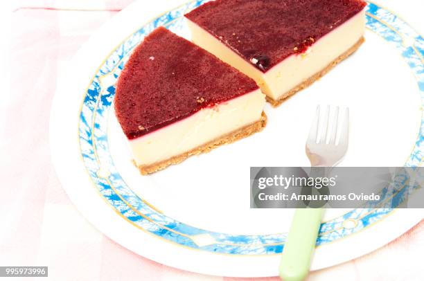 cheesecake with strawberry syrup - fruit sauce stock pictures, royalty-free photos & images