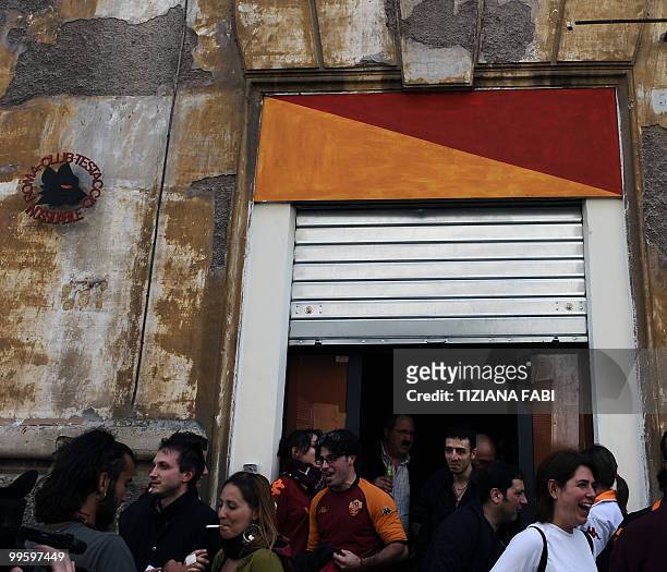 Roma supporters cheer at the Roma supporters' club Testaccio in Rome during their team's last season match against Chievo on May 16, 2010. AFP PHOTO...