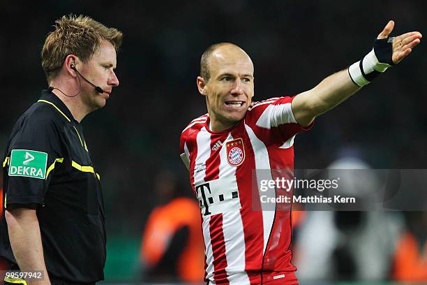Referee Thorsten Kinhoefer and Arjen Robben of Bayern talk to each other during the DFB Cup final match between SV Werder Bremen and FC Bayern...