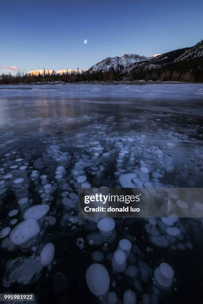 abraham moonset - abraham lake stockfoto's en -beelden