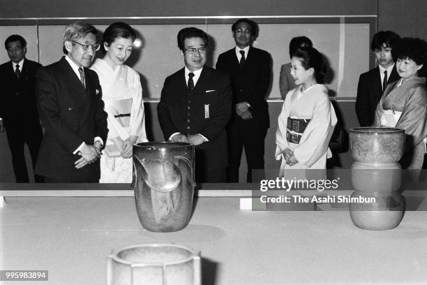 Crown Prince Akihito and Crown Princess Michiko attend a potter Yaichi Kusube exhibition at the Takashimaya Department Store on March 14, 1986 in...