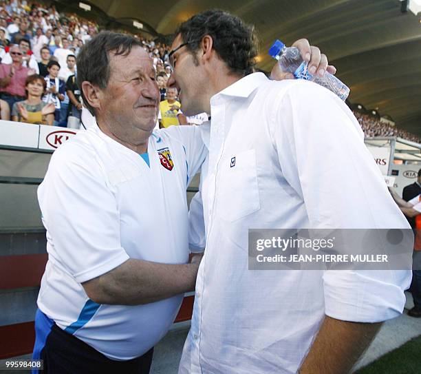 Lens' coach Guy Roux chats with his Bordeaux' counterpart Laurent Blanc, prior to their French L1 football match, 04 August 2007 at the Chaban-Delmas...