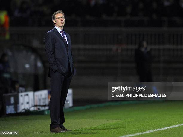 Bordeaux' French coach Laurent Blanc looks at his players during the UEFA Champion's League quarter final football match Lyon vs. Bordeaux, on March...