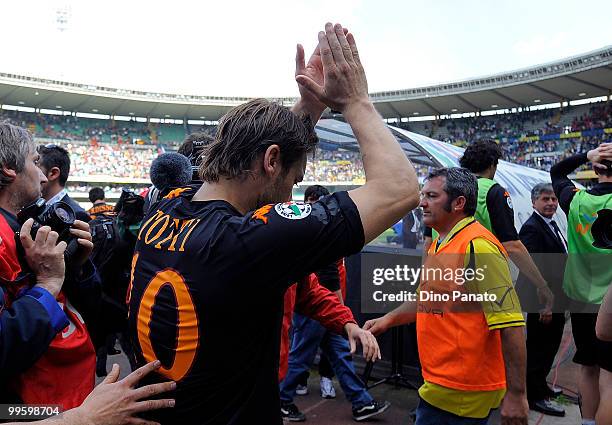 Francesco Totti of Roma applaud the fans at the end Serie A match between AC Chievo Verona and AS Roma at Stadio Marc'Antonio Bentegodi on May 16,...