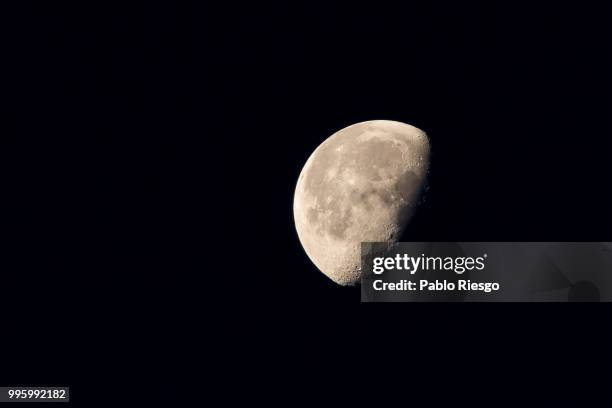 waxing crescent moon - eclipse fotografías e imágenes de stock