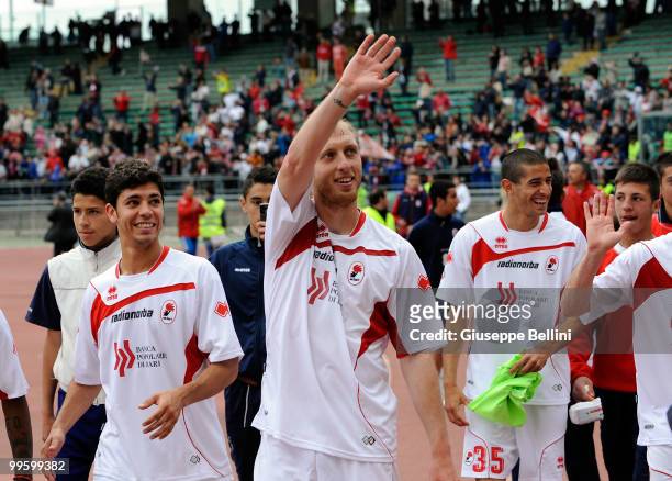 Bari's players celebrate the victory after the Serie A match between AS Bari and ACF Fiorentina at Stadio San Nicola on May 16, 2010 in Bari, Italy.