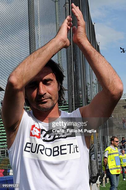 Giovanni Tedesco of Palermo greets supporters after winning the Serie A match between Atalanta BC and US Citta di Palermo at Stadio Atleti Azzurri...