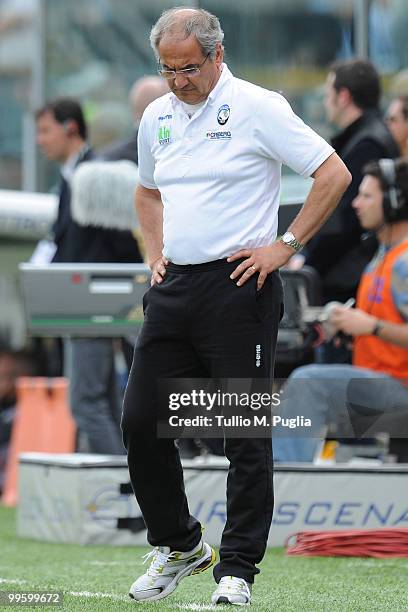 Bortolo Mutti coach of Atalanta looks dejected during the Serie A match between Atalanta BC and US Citta di Palermo at Stadio Atleti Azzurri d'Italia...