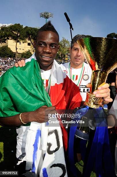 Mario Balotelli of FC Internazionale Milano celebrates with the trophy after the Serie A match between AC Siena and FC Internazionale Milano at...