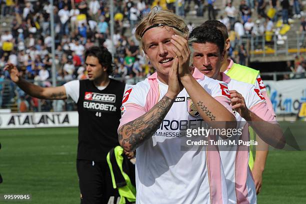 Simon Kjaer of Palermo greets supporters after winning the Serie A match between Atalanta BC and US Citta di Palermo at Stadio Atleti Azzurri...