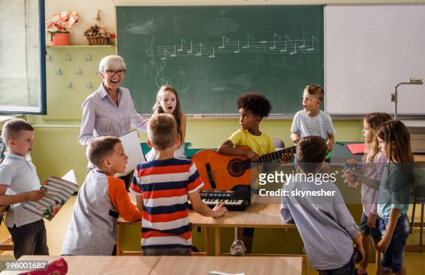 ¡clase de música en la escuela primaria! - kids instruments fotografías e imágenes de stock