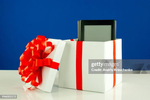 electronic book reader in a box against blue background - e reader - fotografias e filmes do acervo