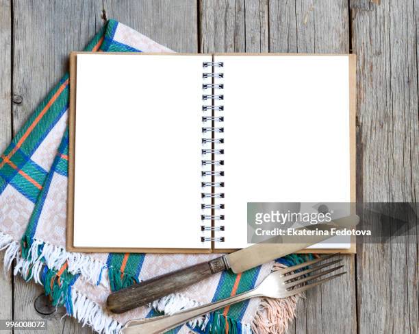 blank cooking recipe book on wooden table - opslagmedia voor analoge audio stockfoto's en -beelden