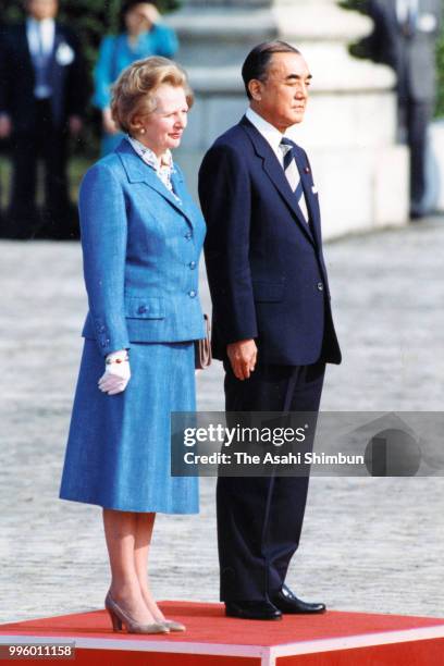 British Prime Minister Margaret Thatcher attends the welcome ceremony with Japanese Prime Minister Yasuhiro Nakasone ahead of the Summit meeting at...