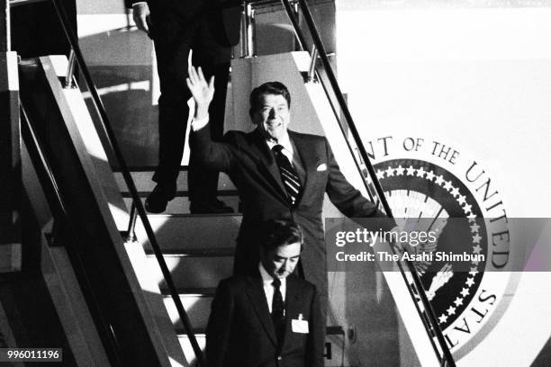 President Ronald Reagan is seen on arrival at Haneda Airport ahead of the Summit meeting on May 2, 1986 in Tokyo, Japan.