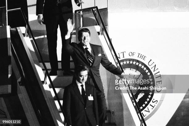 President Ronald Reagan is seen on arrival at Haneda Airport ahead of the Summit meeting on May 2, 1986 in Tokyo, Japan.