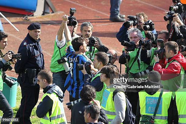 Javier Zanetti of FC Internazionale Milano celebrates the victory during the Serie A match between AC Siena and FC Internazionale Milano at Stadio...