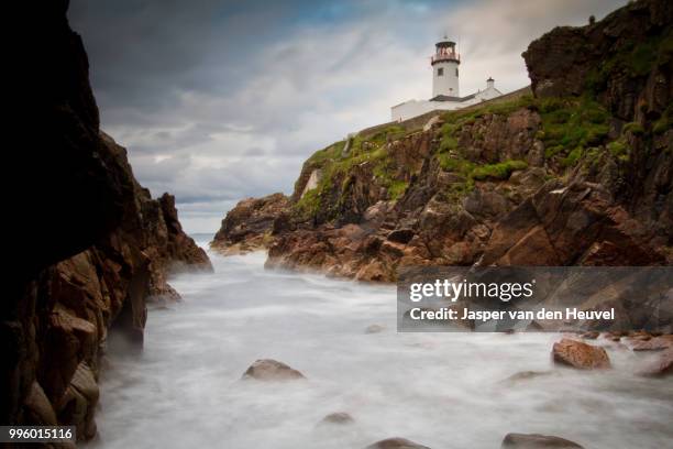 fannad head lighthouse iii - heuvel fotografías e imágenes de stock