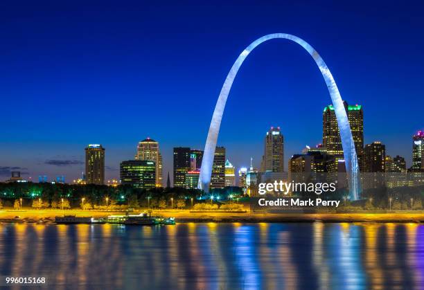 gateway arch at dusk, saint louis, missouri, usa - missouri fluss stock-fotos und bilder