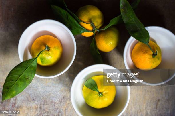 ripe tangerine with green leaves - tangerine 2015 film stock-fotos und bilder