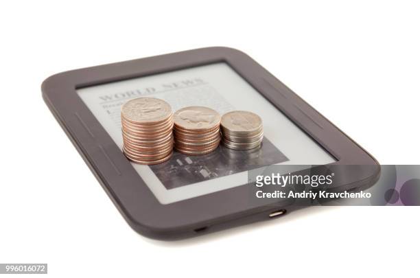electronic book reader with bars of coins - e reader - fotografias e filmes do acervo