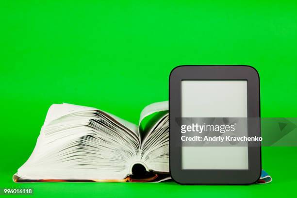 open book and e-book reader - e reader - fotografias e filmes do acervo