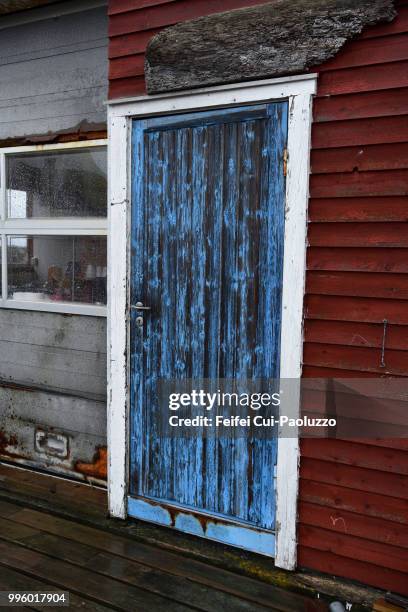 an old blue wooden door at ekkerøy harbor, northern norway - comté de troms photos et images de collection