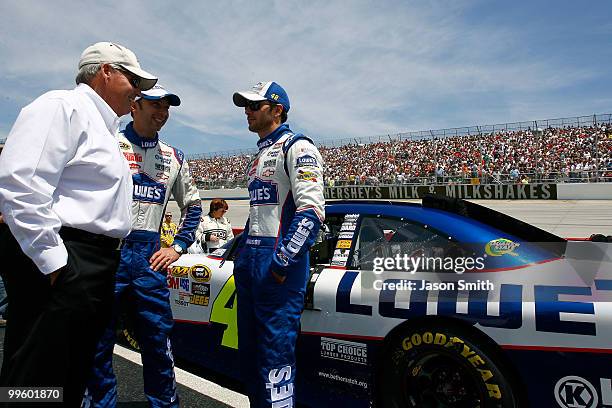 Team owner Rick Hendrick, crew chief Chad Knaus and Jimmie Johnson, driver of the Lowe's Chevrolet, talk by his car on the grid prior to the NASCAR...