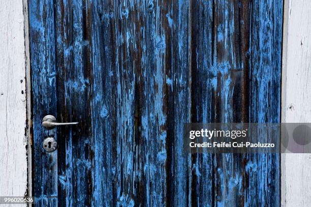 an old blue wooden door at ekkerøy harbor, northern norway - comté de troms photos et images de collection