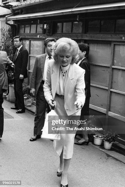 Hannelore Kohl, wife of West German Chancellor Helmut Kohl plays Hagoitaq on the sidelines of the Summit meeting on May 6, 1986 in Tokyo, Japan.