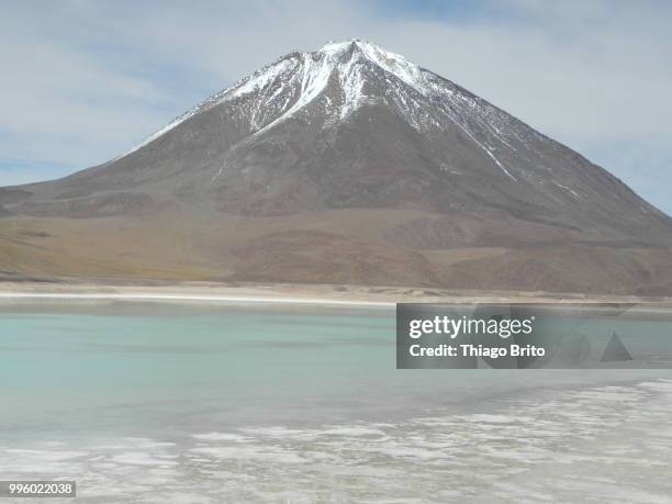 laguna verde - atacama desert - licancabur fotografías e imágenes de stock