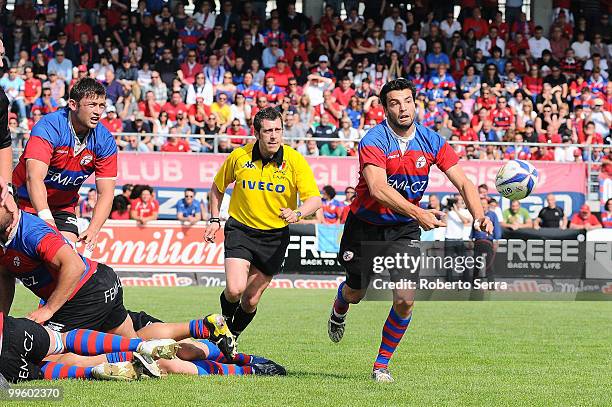 Riccardo Bocchino of Femi Rovigo passes the ball during the match betwen Montepaschi Viadana and Femi CZ Rovigo at Stadio Luigi Zaffanella on May 16,...