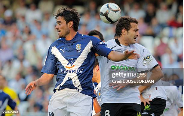 Valencia's midfielder Ruben Baraja vies for the ball with Tenerife's Argentinian defender Ezequiel Luna during their Spanish league football match at...