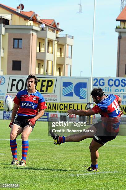 Pablo LUis Calanchini of Femi Rovigo kicks a drop during the match between Montepaschi Viadana and Femi CZ Rovigo at Stadio Luigi Zaffanella on May...