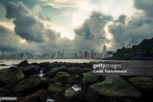 la ciudad en las nubes... - nubes stock pictures, royalty-free photos & images