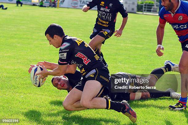 Kaine Robertson of Montepaschi Viadana gets the ball during the match between Montepaschi Viadana and Femi Rovigo at Stadio Luigi Zaffanella on May...