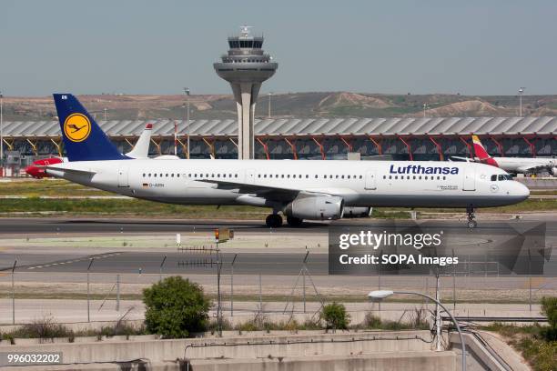 Lufthansa Airbus A321 on the taxiway at Madrid Barajas airport.